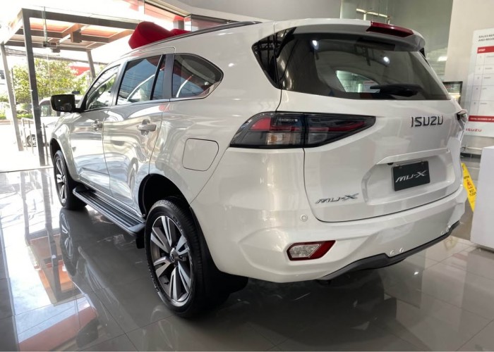 Used 2
                    ISUZU
                     for Sale Image