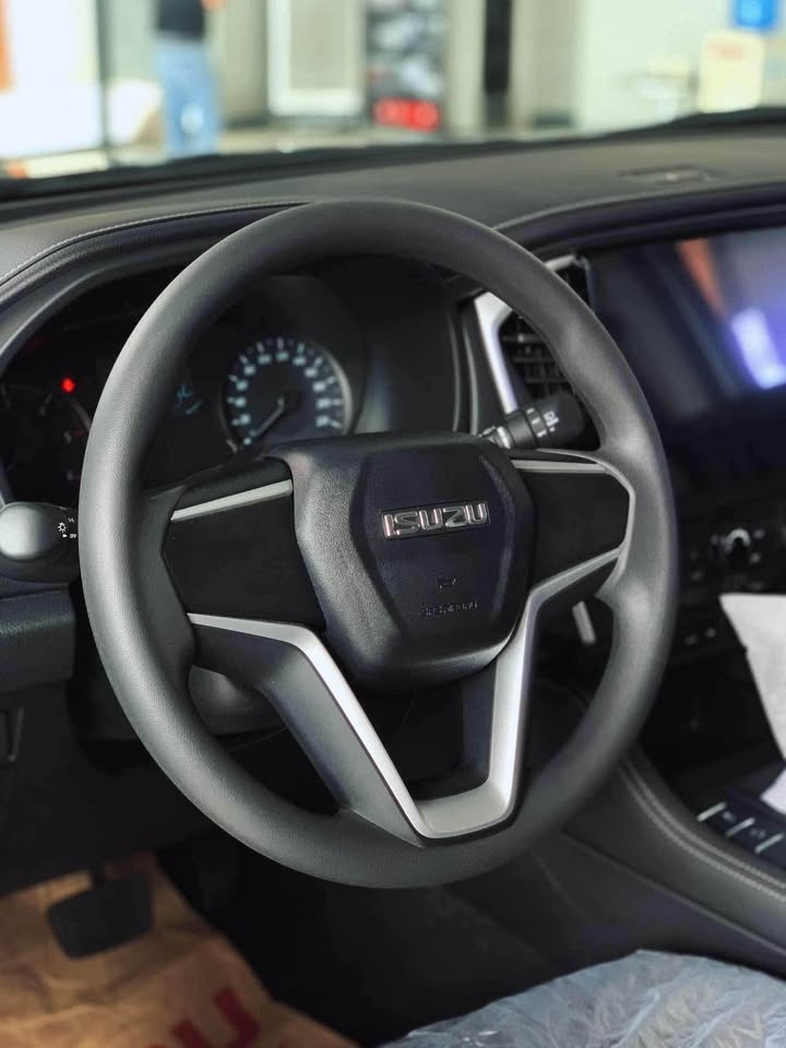 Used 1
                    ISUZU
                     for Sale Image