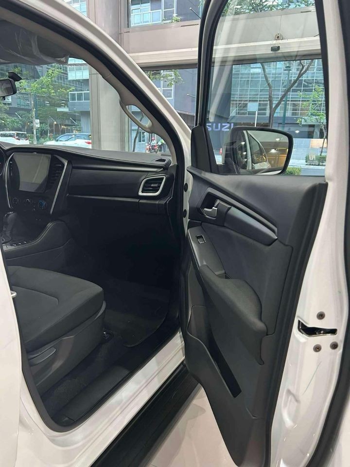 Used 1
                    ISUZU
                     for Sale Image