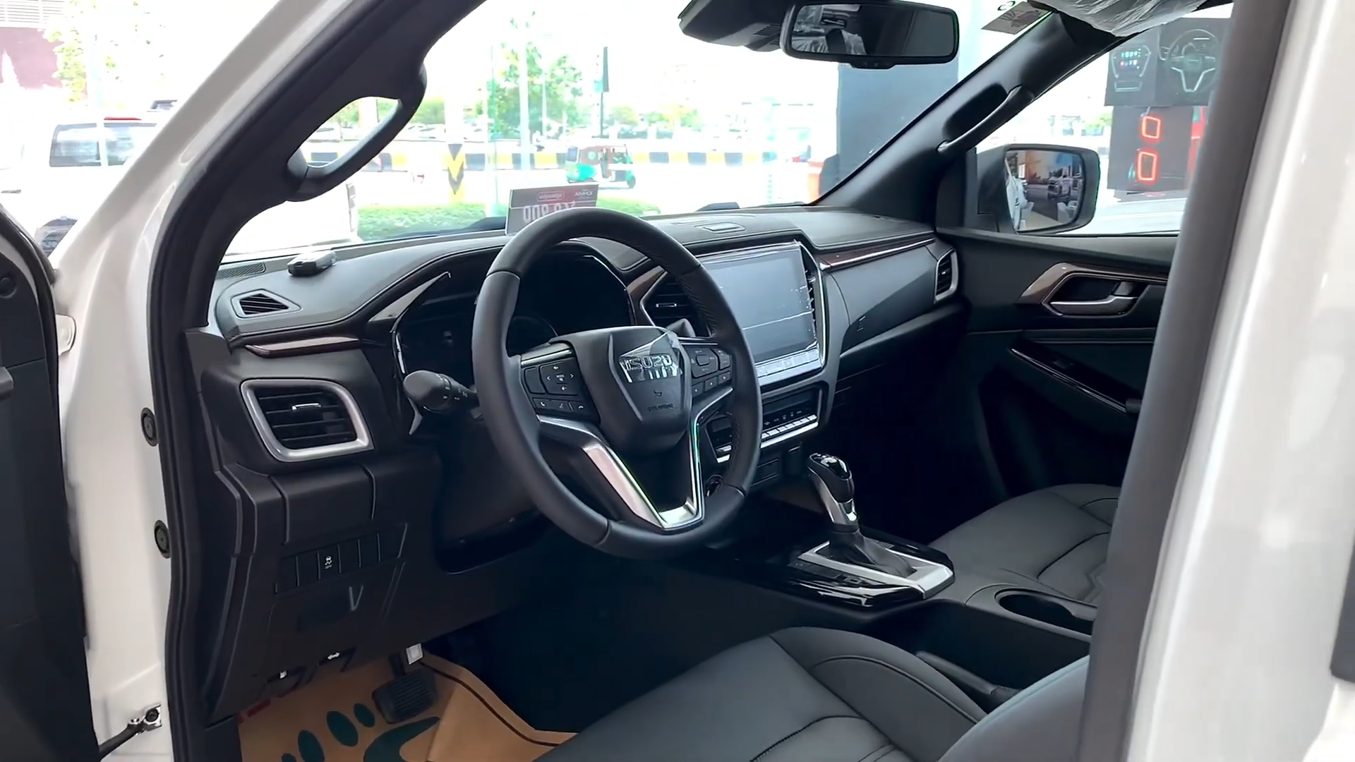 Used 1
                    ISUZU
                     for Sale Image